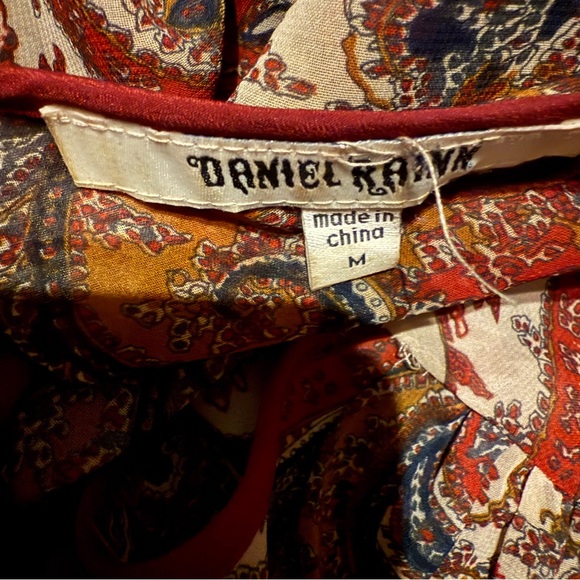 Daniel Rainn Red, Cream & Tan Paisley Long Sleeve Top w/ Tank Liner Sz M - Picture 3 of 6